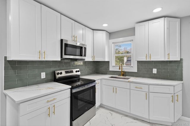 65 Maple Lane, Medford, NY 11763