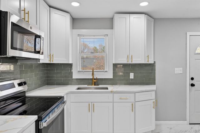 65 Maple Lane, Medford, NY 11763