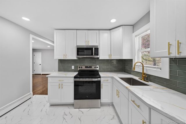 65 Maple Lane, Medford, NY 11763