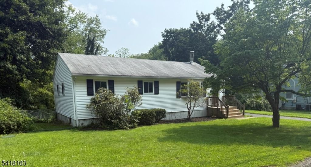 18 Kendall Dr, Ringwood Boro, NJ 07456 — exterior