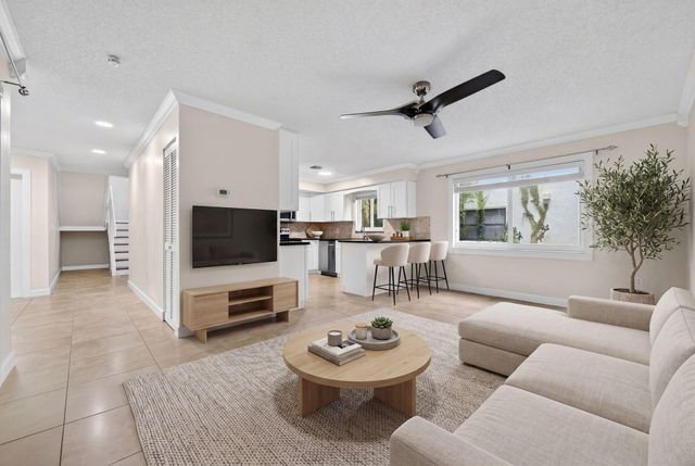 704 SW 89th Avenue, Plantation, FL 33324