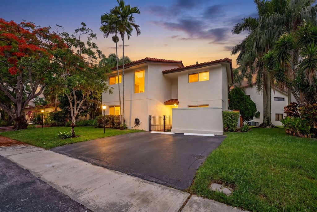 704 SW 89th Avenue, Plantation, FL 33324