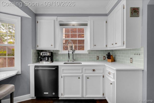 456 Manor Street, Grosse Pointe Farms, MI 48236