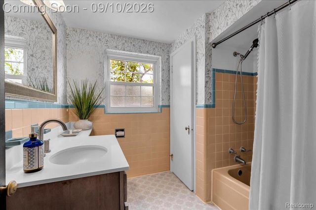 456 Manor Street, Grosse Pointe Farms, MI 48236