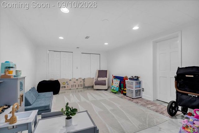 456 Manor Street, Grosse Pointe Farms, MI 48236