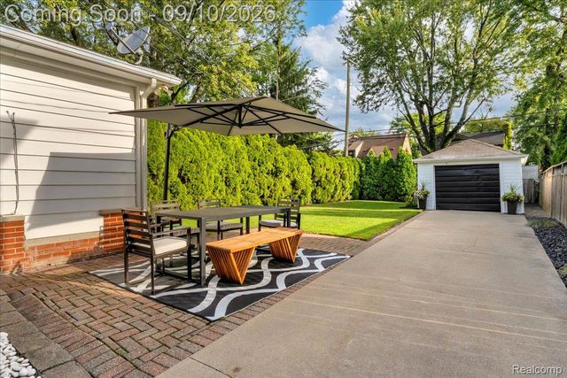 456 Manor Street, Grosse Pointe Farms, MI 48236