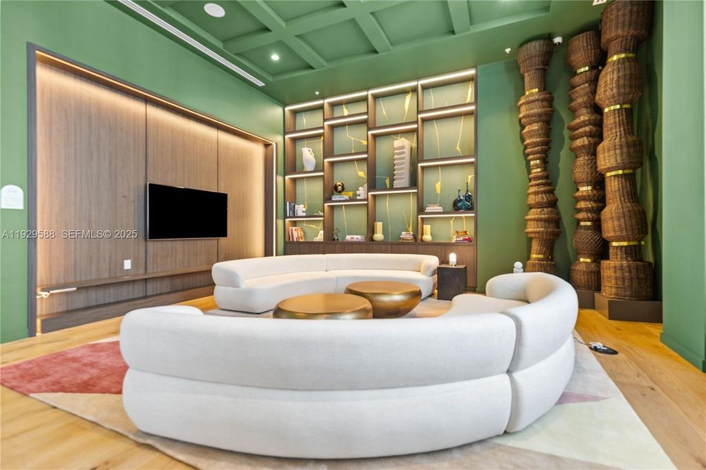 Image 17 of property listing at 11 NE 6TH 2610, Miami, FL 33132