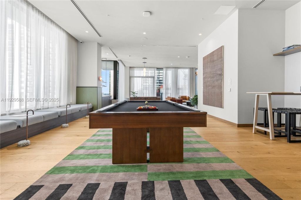 Image 19 of property listing at 11 NE 6TH 2610, Miami, FL 33132