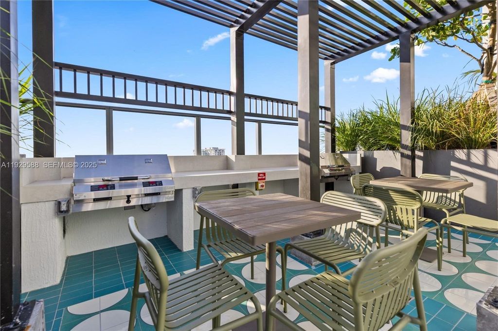 Image 23 of property listing at 11 NE 6TH 2610, Miami, FL 33132