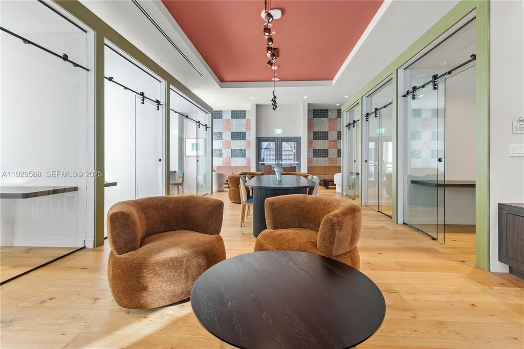 Image 26 of property listing at 11 NE 6TH 2610, Miami, FL 33132