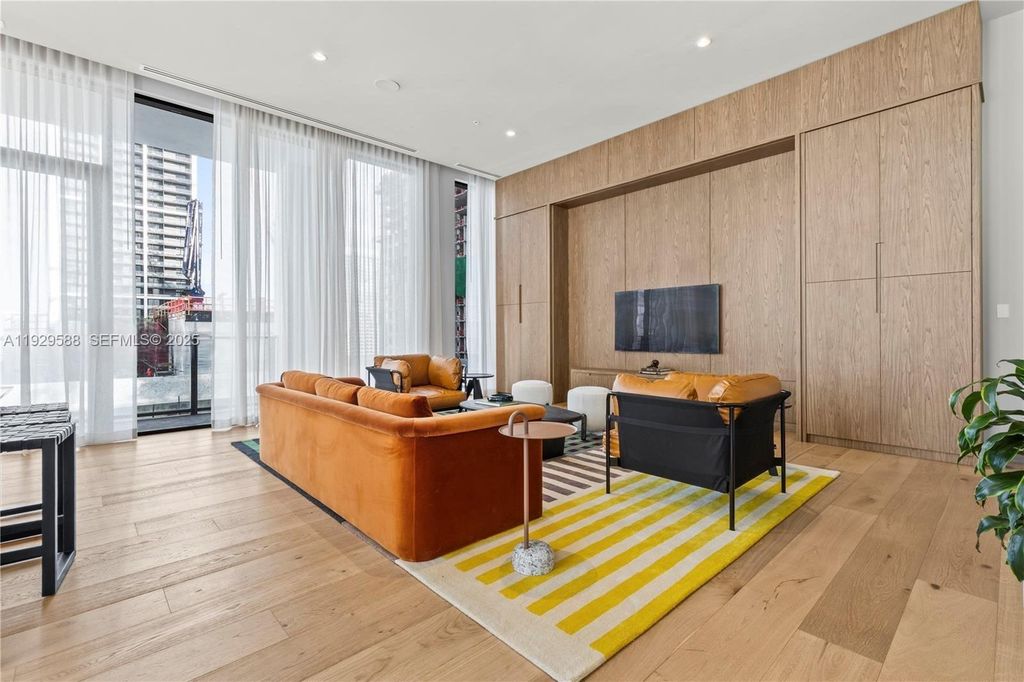 Image 27 of property listing at 11 NE 6TH 2610, Miami, FL 33132