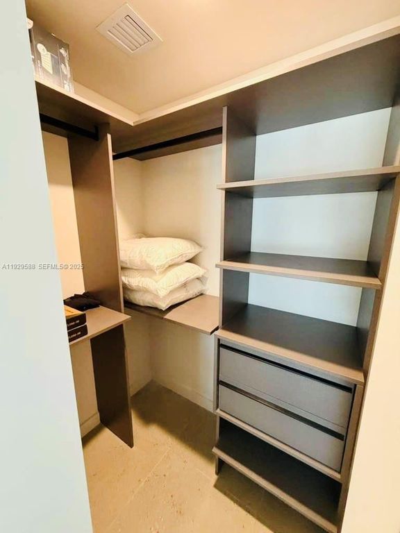 Image 9 of property listing at 11 NE 6TH 2610, Miami, FL 33132