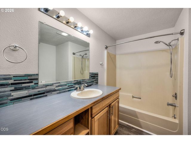 52300 GLENWOOD Dr, La Pine, OR 97739