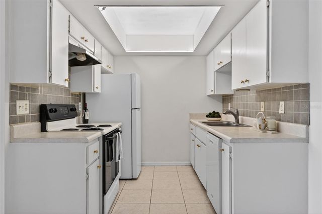 5800 HOLLYWOOD BOULEVARD 112, Sarasota, FL 34231