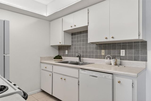 5800 HOLLYWOOD BOULEVARD 112, Sarasota, FL 34231
