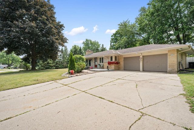 N76W14321 Lari Lou DRIVE, Menomonee Falls, WI 53051