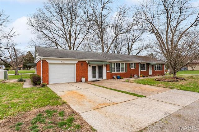 12 Saint James Avenue, Swansea, IL 62226