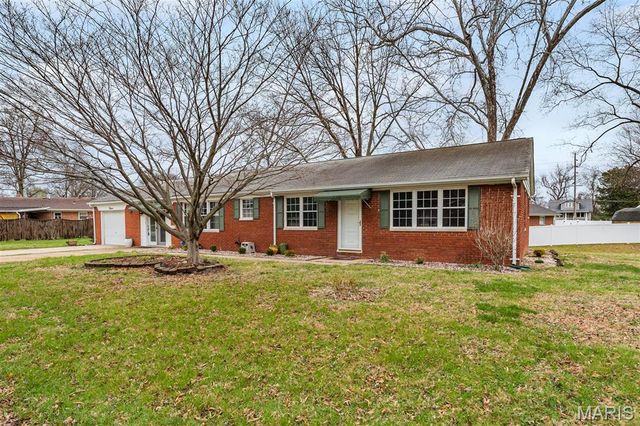 12 Saint James Avenue, Swansea, IL 62226