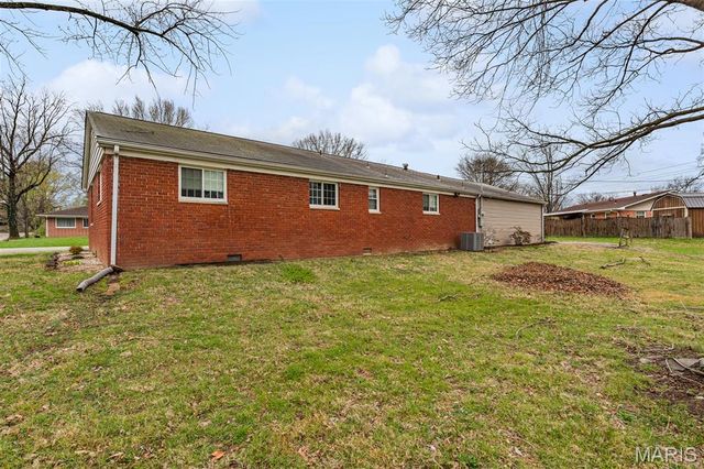 12 Saint James Avenue, Swansea, IL 62226