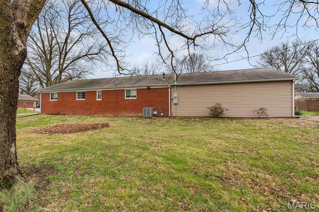 12 Saint James Avenue, Swansea, IL 62226
