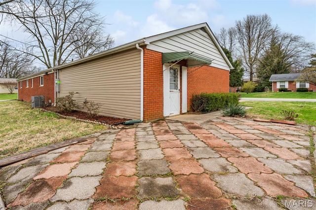 12 Saint James Avenue, Swansea, IL 62226