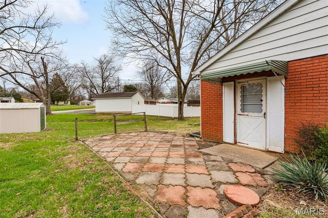 12 Saint James Avenue, Swansea, IL 62226