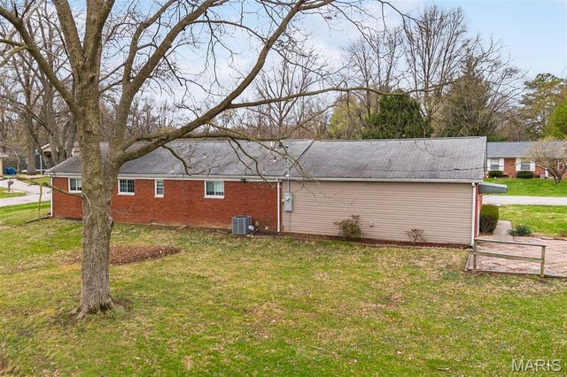 12 Saint James Avenue, Swansea, IL 62226