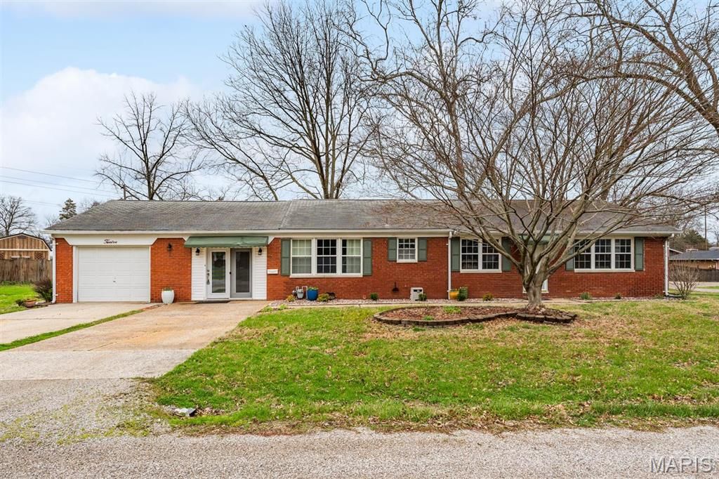 12 Saint James Avenue, Swansea, IL 62226
