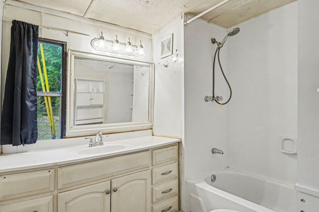216 Brookhollow Dr, Ashland City, TN 37015