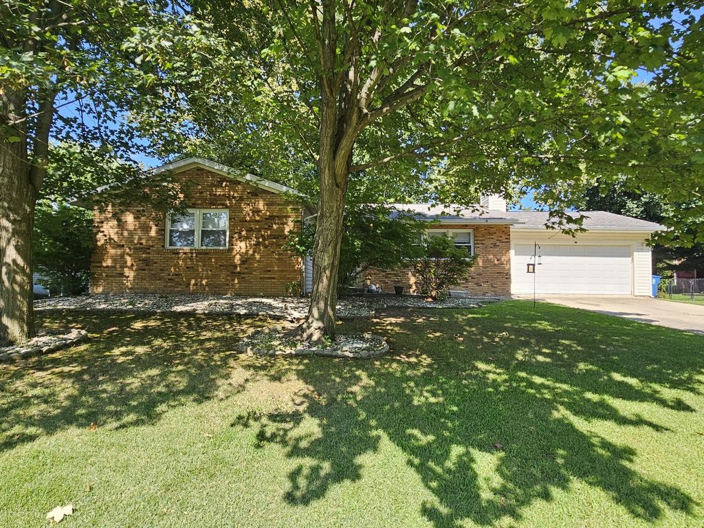 Image 1 of property listing at 1011 Blueberry Hill Avenue, Mt Vernon, IL 62864