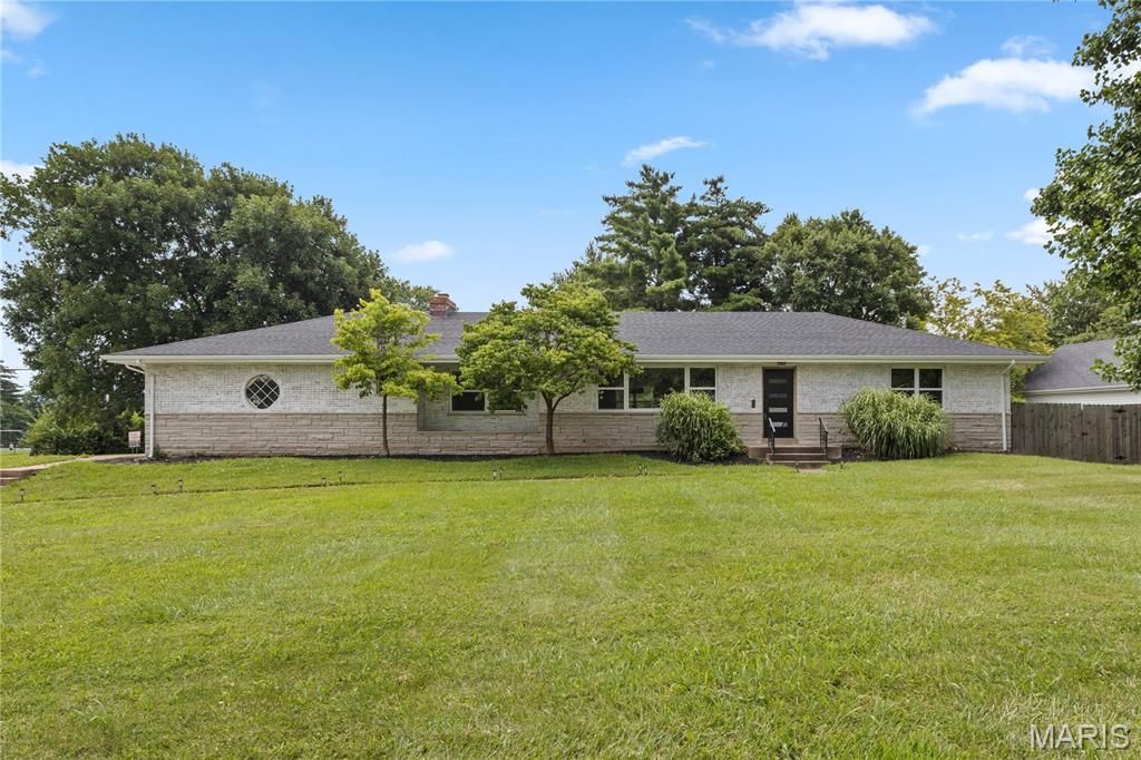 504 Wren Avenue, Manchester, MO 63021