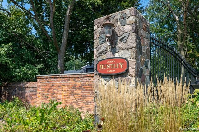 31018 Pickwick Lane, Beverly Hills, MI 48025