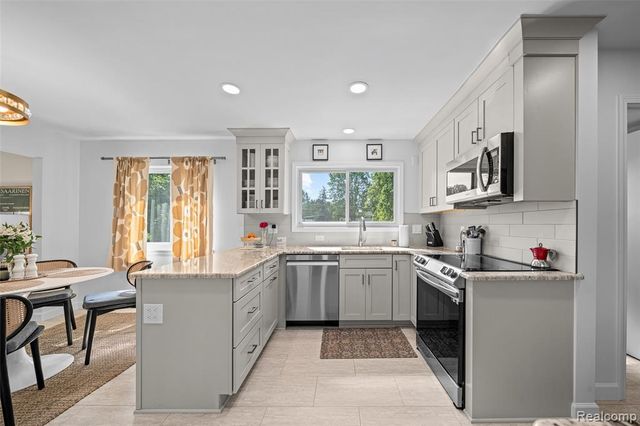 31018 Pickwick Lane, Beverly Hills, MI 48025