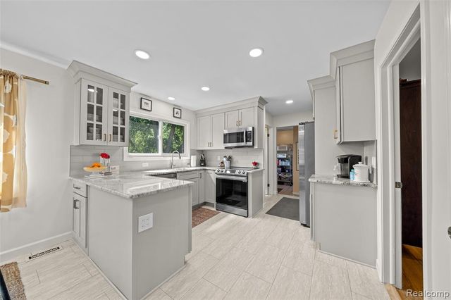 31018 Pickwick Lane, Beverly Hills, MI 48025