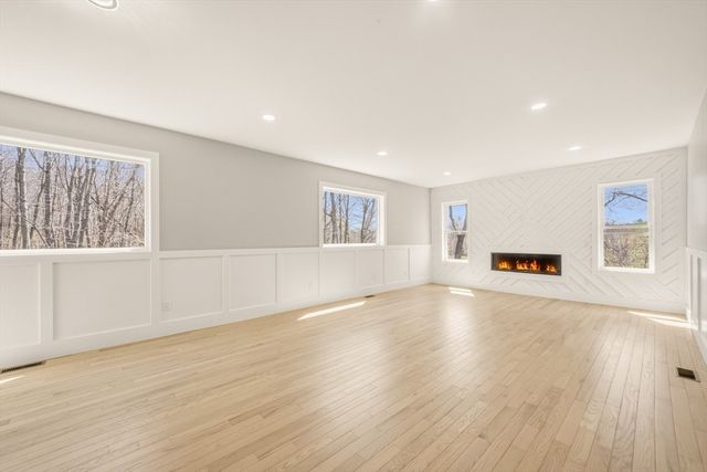 11 Falcon Dr, Shrewsbury, MA 01545
