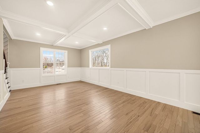 11 Falcon Dr, Shrewsbury, MA 01545