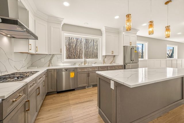 11 Falcon Dr, Shrewsbury, MA 01545