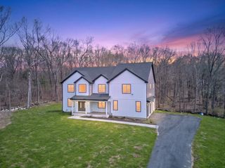 11 Falcon Dr, Shrewsbury, MA 01545