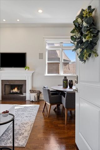 823 W WOLFRAM Street 3E, Chicago, IL 60657