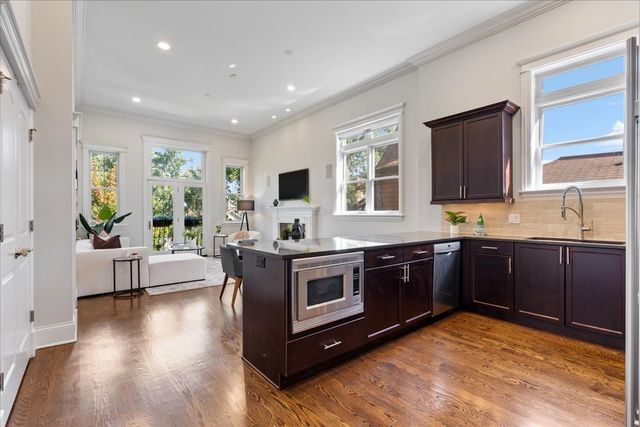 823 W WOLFRAM Street 3E, Chicago, IL 60657