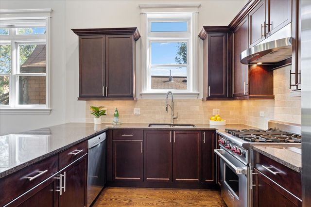 823 W WOLFRAM Street 3E, Chicago, IL 60657