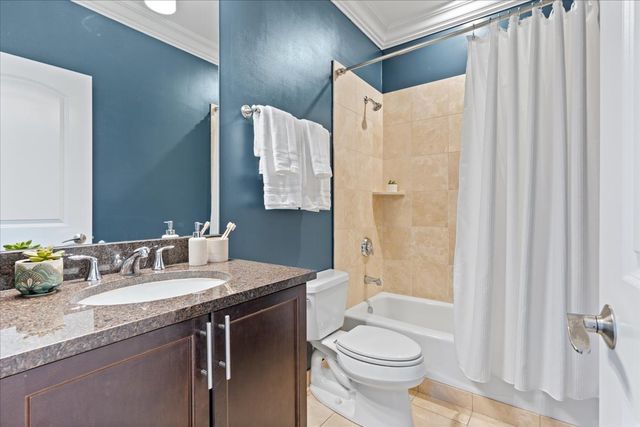 823 W WOLFRAM Street 3E, Chicago, IL 60657
