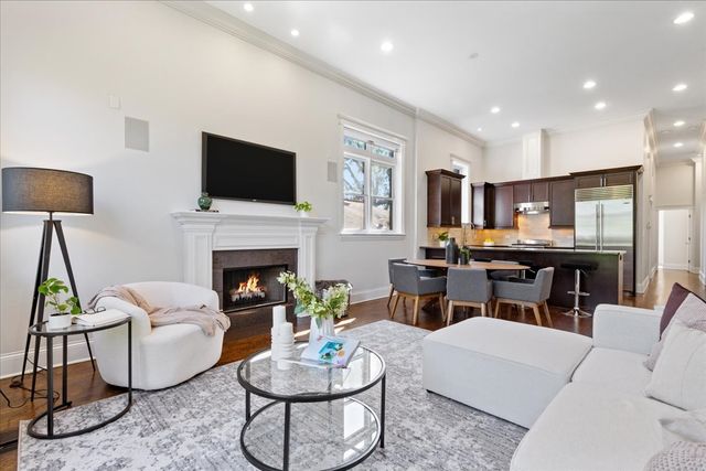 823 W WOLFRAM Street 3E, Chicago, IL 60657