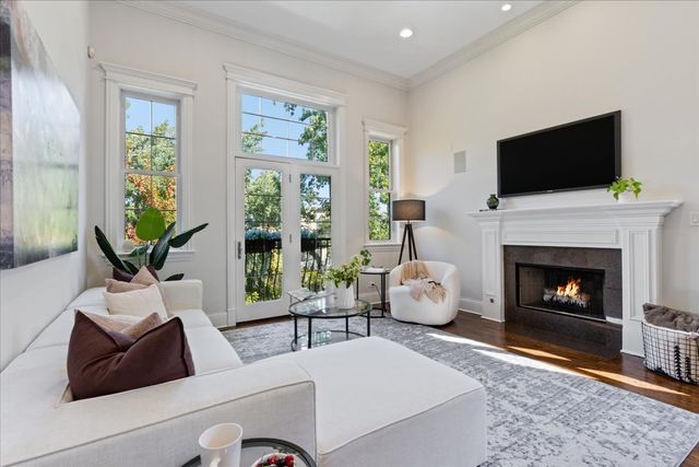 823 W WOLFRAM Street 3E, Chicago, IL 60657