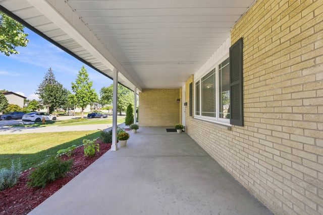 1805 W Willow Lane, Mount Prospect, IL 60056