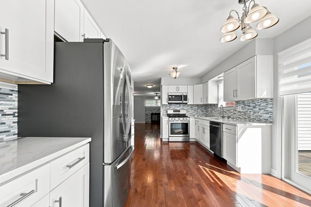 1805 W Willow Lane, Mount Prospect, IL 60056