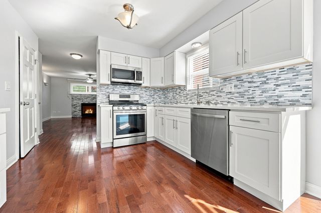 1805 W Willow Lane, Mount Prospect, IL 60056