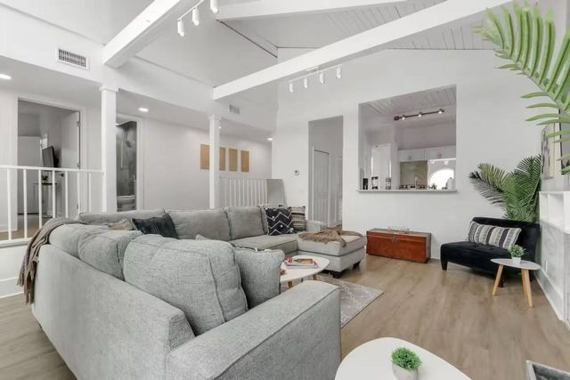 3070 NE 13th Ave, Oakland Park, FL 33334