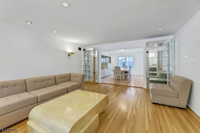 42 Cosgrove Ct, Fair Lawn Boro, NJ 07410