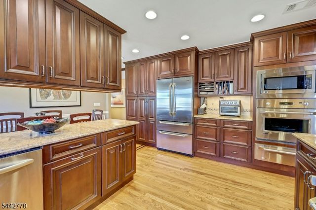 42 Cosgrove Ct, Fair Lawn Boro, NJ 07410
